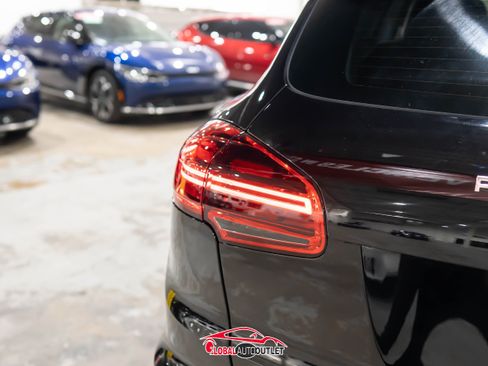 Used 2017 Porsche Cayenne Platinum Edition w/ Premium Package (PJV) image 47