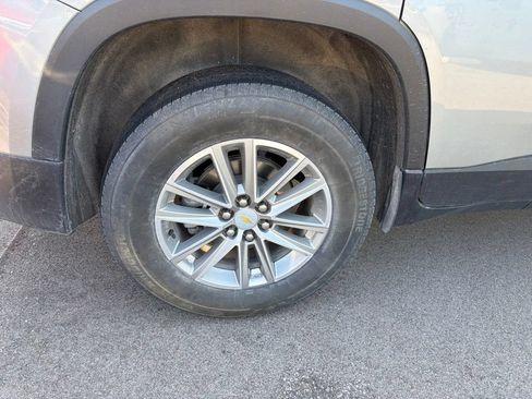 Used 2023 Chevrolet Traverse LT FWD image 12