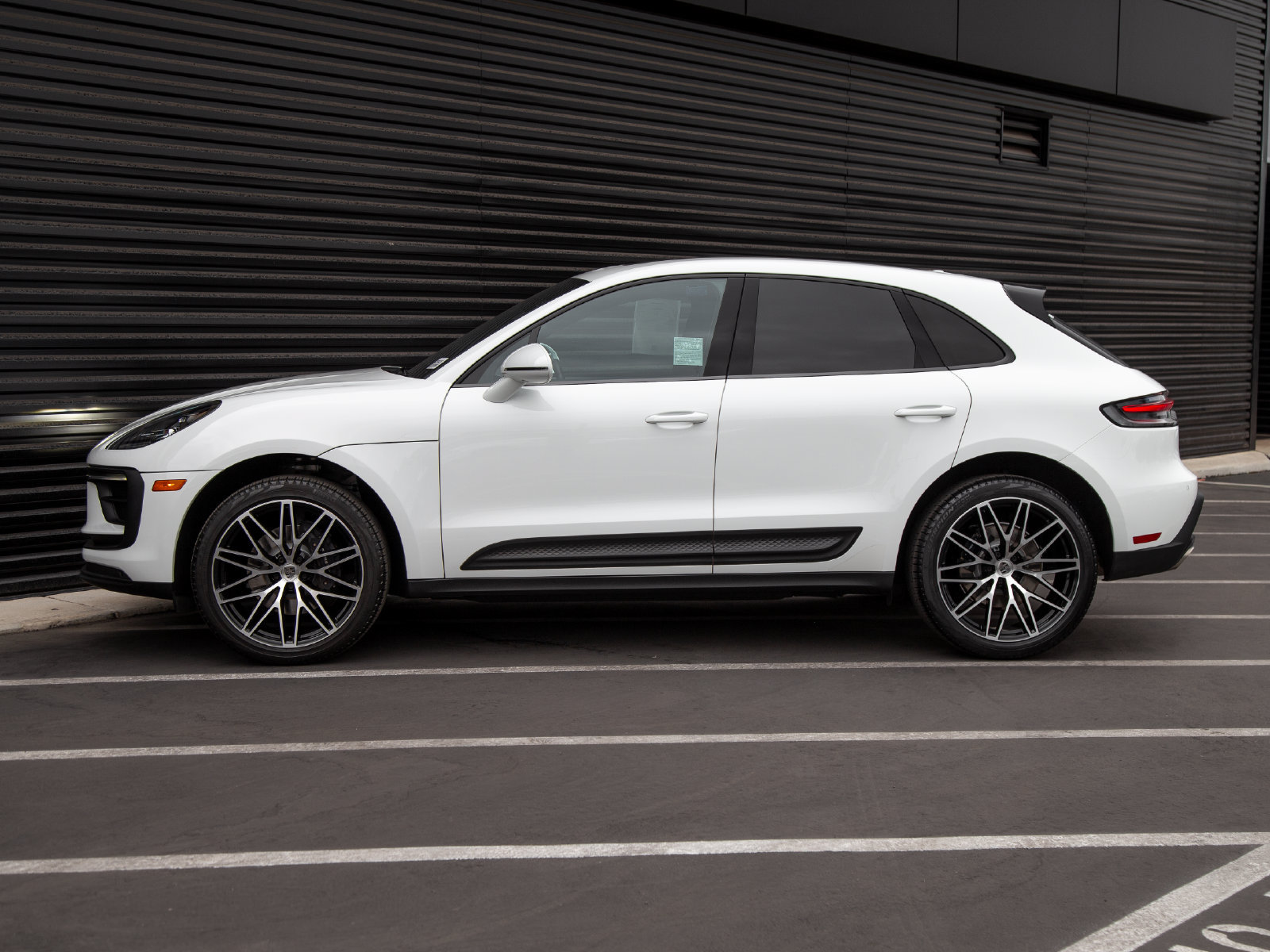 Certified 2023 Porsche Macan AWD/4WD image 2