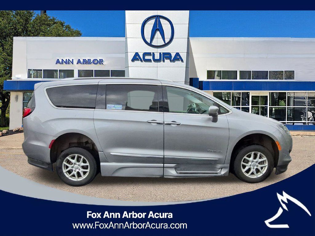 Used 2020 Chrysler Pacifica Touring-L FWD image 7