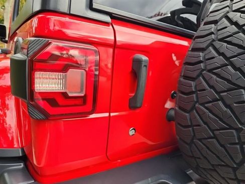 Used 2019 Jeep Wrangler Unlimited Sahara AWD/4WD image 11