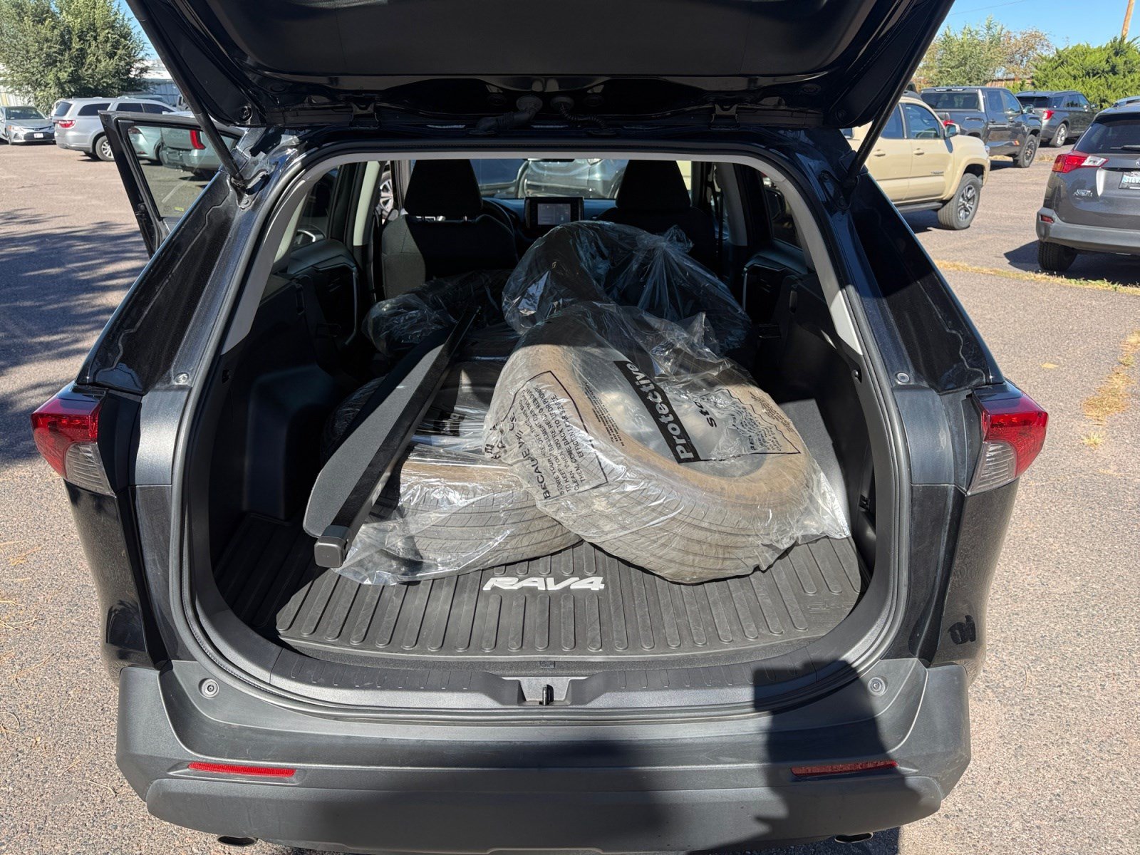 Used 2022 Toyota RAV4 LE AWD/4WD image 32