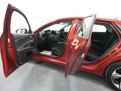 Used 2023 Hyundai Elantra SEL w/ Convenience Package FWD image 19