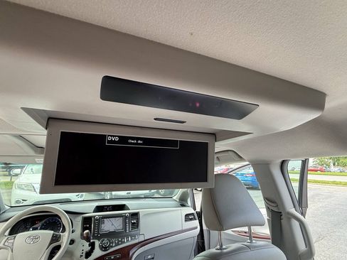 Used 2011 Toyota Sienna XLE w/ Premium Pkg AWD/4WD image 19
