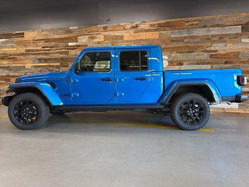 Used 2025 Jeep Gladiator Sport AWD/4WD image 17