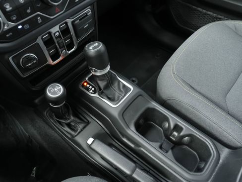 Used 2025 Jeep Wrangler Unlimited Sahara AWD/4WD image 11