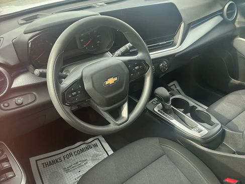 Used 2025 Chevrolet Trax LS w/ LS Convenience Package image 8