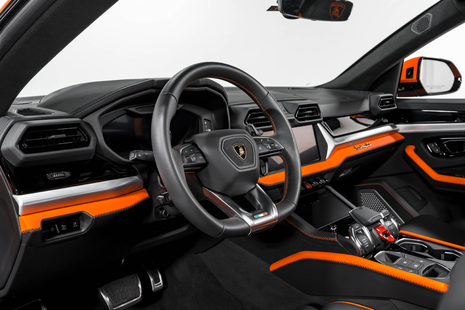 Used 2025 Lamborghini Urus SE AWD/4WD image 13