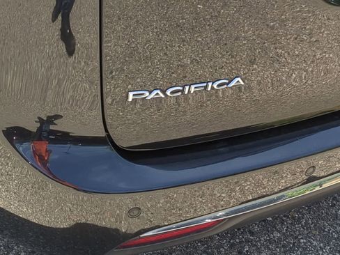 Used 2017 Chrysler Pacifica Touring-L w/ Tire & Wheel Group FWD image 13