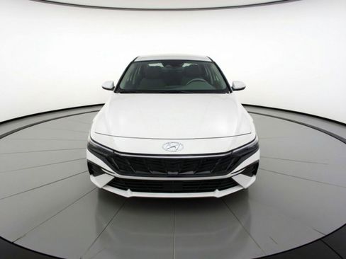 Used 2025 Hyundai Elantra SEL image 2