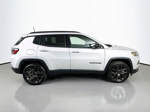 Used 2026 Jeep Compass Latitude AWD/4WD image 7