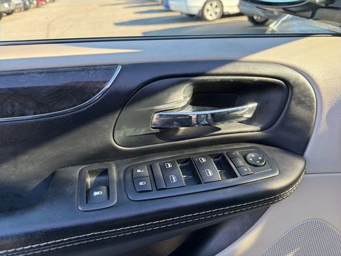 Used 2015 Chrysler Town & Country Touring image 12