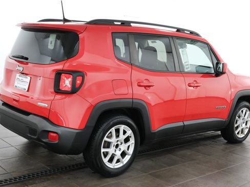 Used 2019 Jeep Renegade Latitude w/ Cold Weather Group FWD image 5