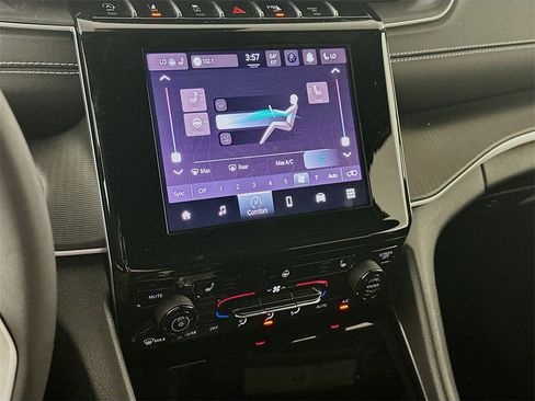 Used 2024 Jeep Grand Cherokee Laredo w/ Luxury Tech Group I image 18