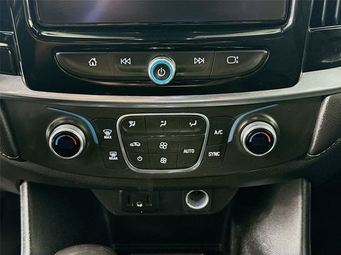 Used 2022 Chevrolet Traverse LT image 16