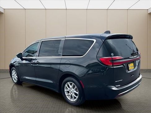 Used 2023 Chrysler Pacifica Touring-L FWD image 4