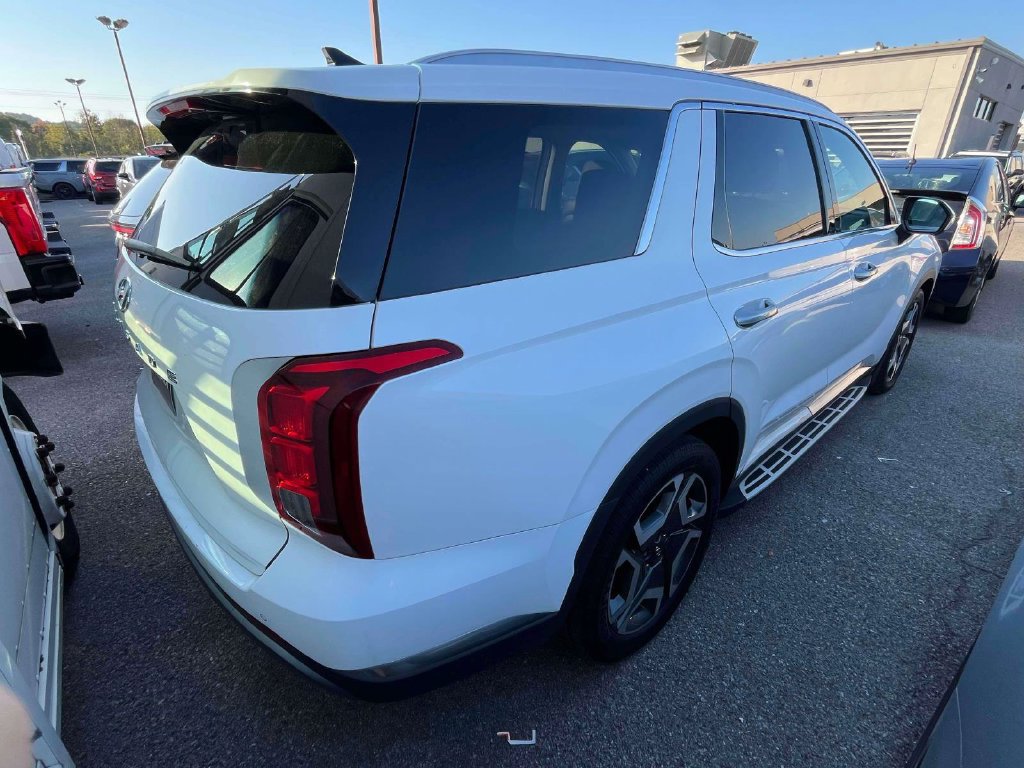 Used 2023 Hyundai Palisade Limited FWD image 2