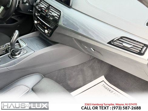 Used 2021 BMW M550i xDrive w/ Dynamic Handling Package image 23
