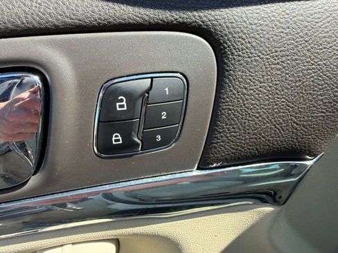 Used 2013 Lincoln MKS AWD image 20