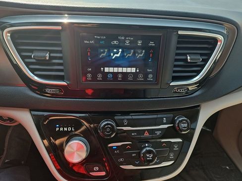 Used 2021 Chrysler Voyager Lxi image 20