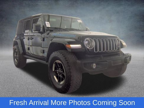 Used 2025 Jeep Wrangler Unlimited Sahara AWD/4WD image 3