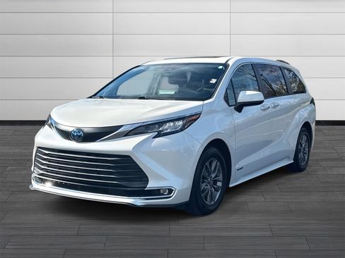 Used 2021 Toyota Sienna XLE image 8