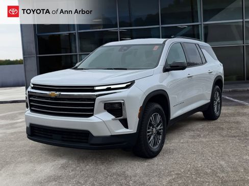 Used 2025 Chevrolet Traverse LT w/ Driver Confidence Package image 8