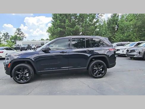 Used 2024 Jeep Grand Cherokee Limited w/ Black Appearance Package AWD/4WD image 27
