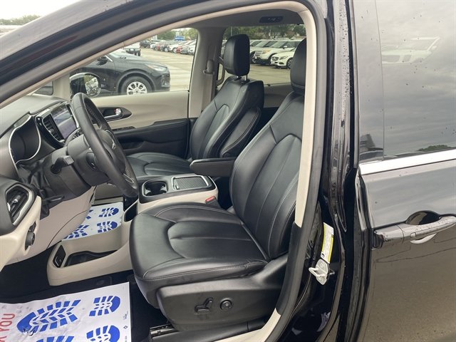 Used 2024 Chrysler Pacifica Touring-L FWD image 23