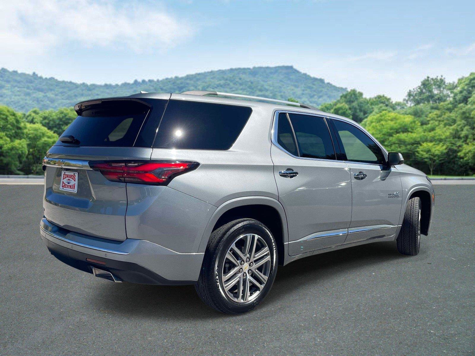 Used 2023 Chevrolet Traverse High Country FWD image 3