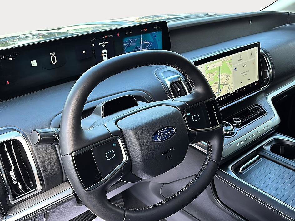 Used 2026 Ford Expedition Platinum w/ Driver's Package AWD/4WD image 2