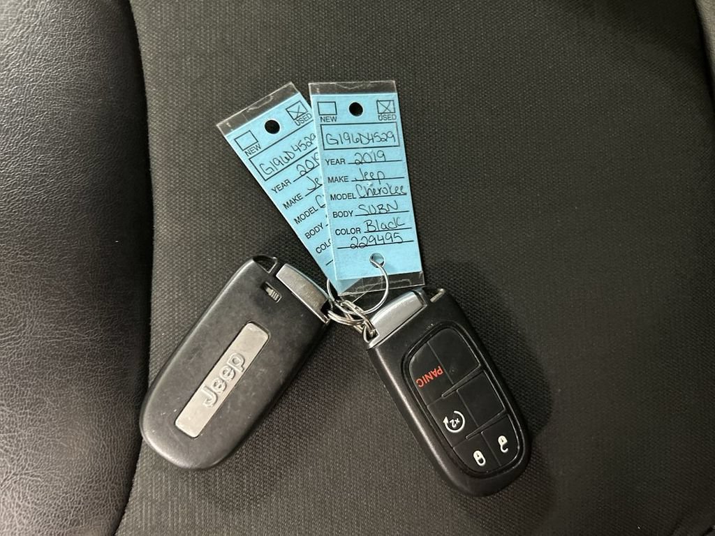 Used 2019 Jeep Cherokee Latitude Plus w/ Cold Weather Group AWD/4WD image 12