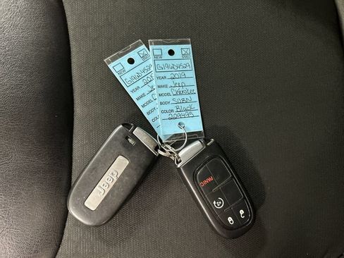 Used 2019 Jeep Cherokee Latitude Plus w/ Cold Weather Group AWD/4WD image 12