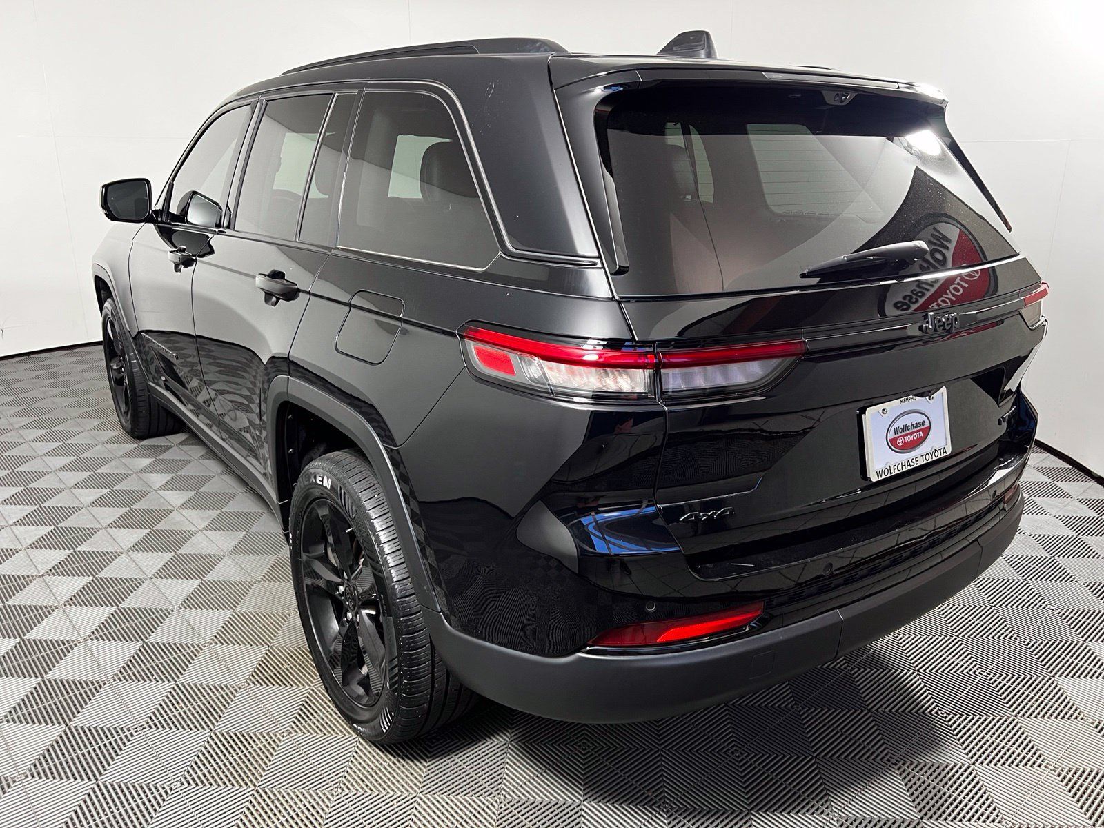 Used 2023 Jeep Grand Cherokee Limited w/ Luxury Tech Group II AWD/4WD image 7
