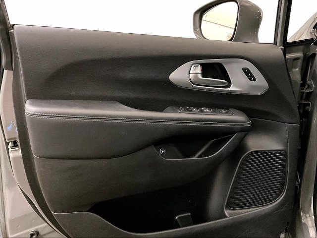 Used 2022 Chrysler Pacifica Touring-L w/ S Appearance Package FWD image 22
