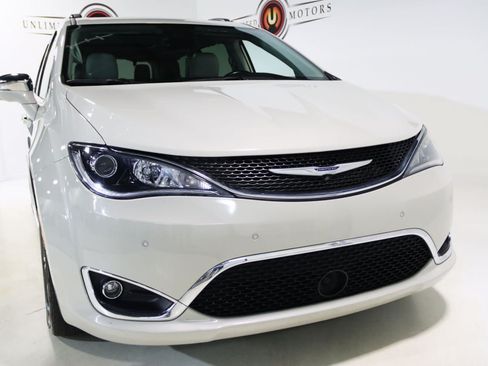Used 2019 Chrysler Pacifica Limited w/ Tire & Wheel Group FWD image 23