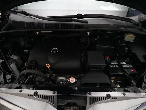 Used 2018 Toyota Sienna Limited Premium w/ Carpet Mat Package AWD/4WD image 3