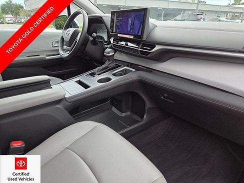 Certified 2025 Toyota Sienna XLE FWD image 13
