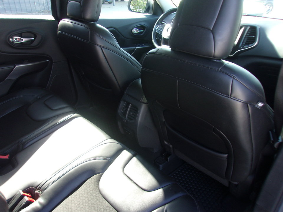 Used 2019 Jeep Cherokee Latitude Plus w/ Cold Weather Group AWD/4WD image 23