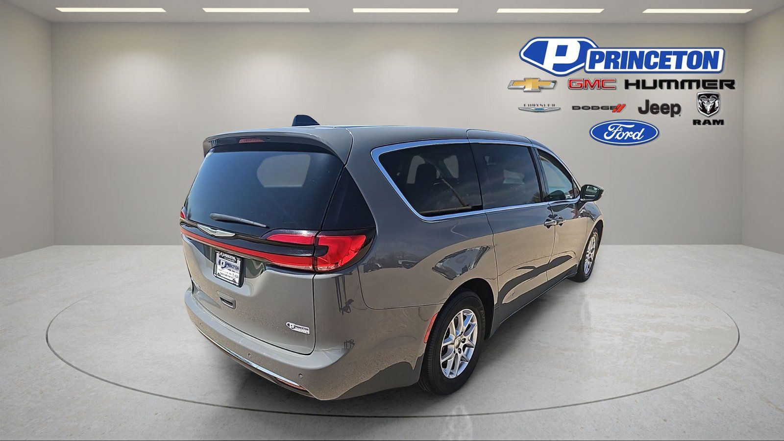 Used 2023 Chrysler Pacifica Touring-L FWD image 7