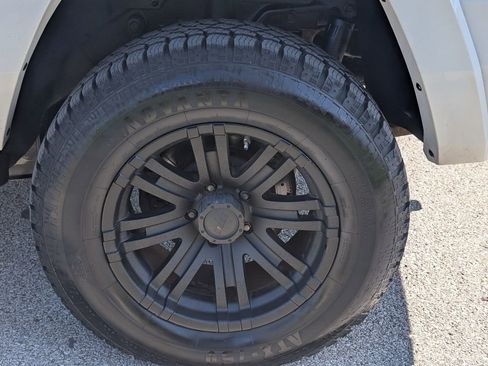 Used 2010 Jeep Commander Sport w/ Sun/Sound Group image 38