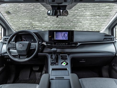 Used 2025 Toyota Sienna LE image 26