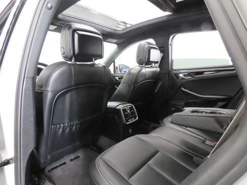 Certified 2022 Porsche Macan AWD/4WD image 43