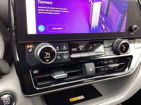 Used 2023 Toyota Highlander XLE image 11