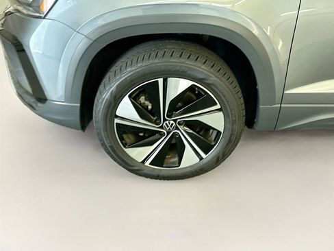 Used 2023 Volkswagen Taos SE w/ Panoramic Sunroof Package AWD/4WD image 11