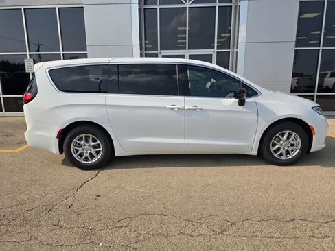 New 2026 Chrysler Pacifica Select image 2