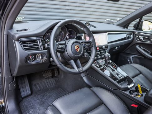 Certified 2026 Porsche Macan AWD/4WD image 4