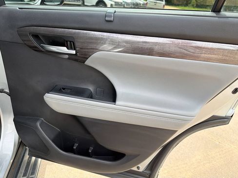 Used 2020 Toyota Highlander Limited FWD image 16