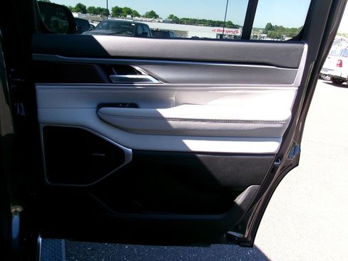 Certified 2025 Jeep Wagoneer 4WD image 9