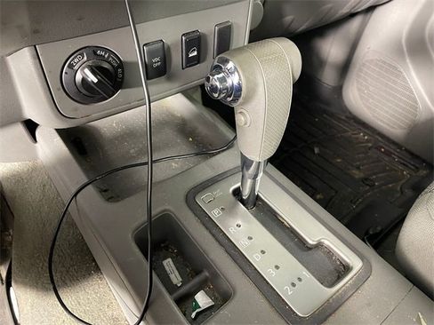 Used 2010 Nissan Frontier SE image 9
